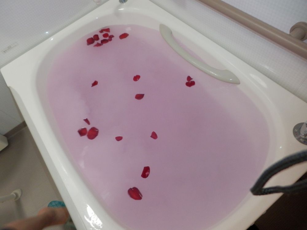 個浴室：花びらの量は少ないですが、お湯の色もキレイに染まっていますよね！？