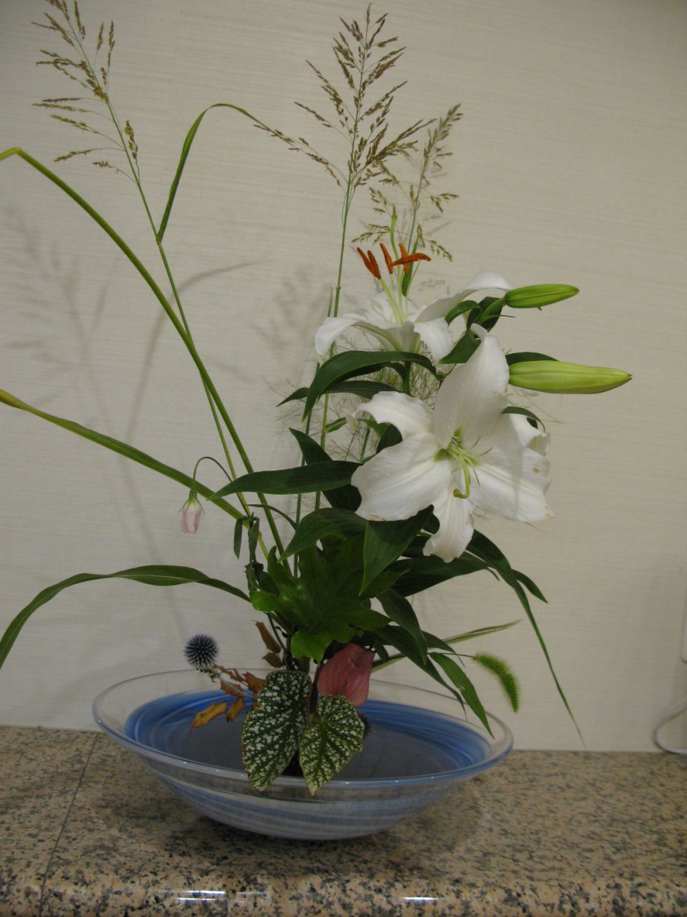 今年も池坊の目﨑真弓先生が花を行けてくださいました